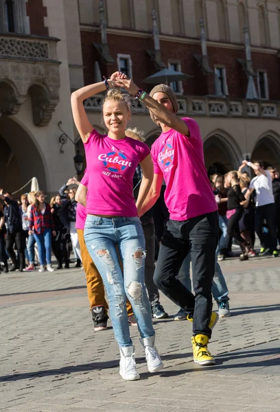 Международный день казино Руэда-де-Казино, 57 стран, 160 городов. Несколько сотен человек танцуют латиноамериканские ритмы на главной площади Кракова. Польша — стоковое фото