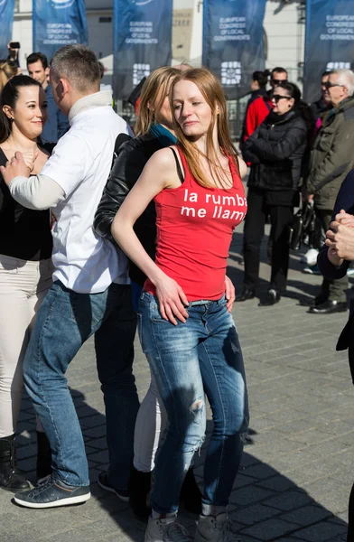 Día Internacional de Flashmob de Rueda de Casino, 57 países, 160 ciudades. Varios cientos de personas bailan ritmos hispanos en la Plaza Mayor de Cracovia. Polonia — Foto de Stock