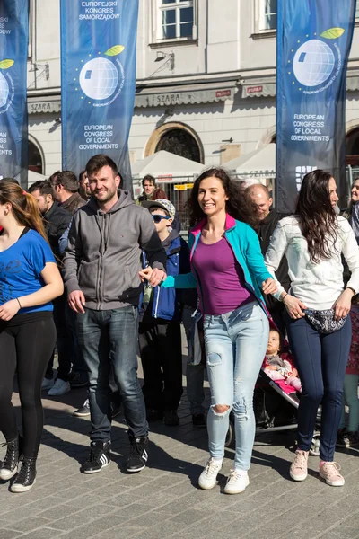 Journée internationale Flashmob de Rueda de Casino, 57 pays, 160 villes. Plusieurs centaines de personnes dansent des rythmes hispaniques sur la place principale de Cracovie. Pologne — Photo