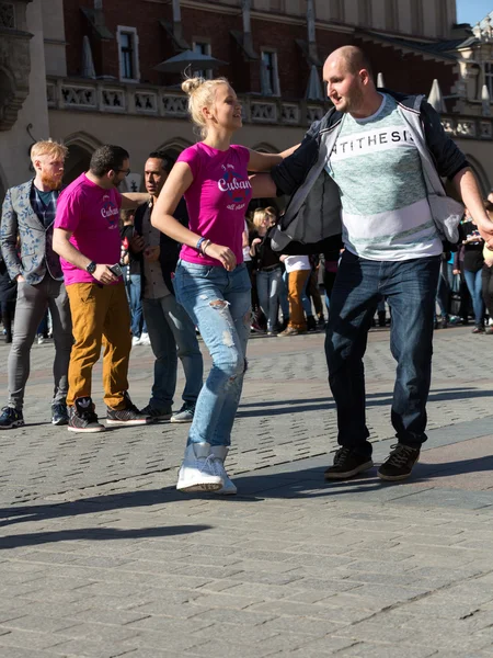 Día Internacional de Flashmob de Rueda de Casino, 57 países, 160 ciudades. Varios cientos de personas bailan ritmos hispanos en la Plaza Mayor de Cracovia. Polonia — Foto de Stock