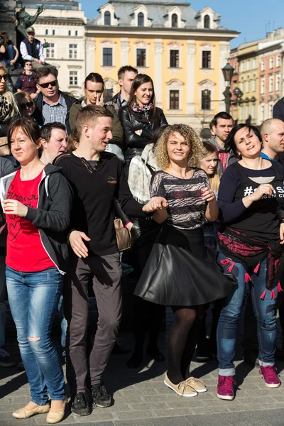 International Flashmob Day of Rueda de Casino, 57 countries, 160 cities. Several hundred persons dance Hispanic rhythms on the Main Square in Cracow. Poland — Stock Photo, Image