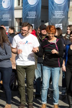 Uluslararası Flashmob gün Rueda de Casino, 57 ülke, 160 şehirler. Birkaç yüz kişi İspanyol ritimleri Cracow ana meydanında dans. Polonya