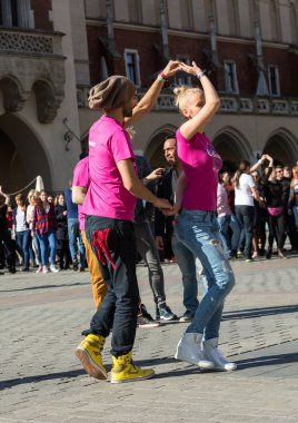 Uluslararası Flashmob gün Rueda de Casino, 57 ülke, 160 şehirler. Birkaç yüz kişi İspanyol ritimleri Cracow ana meydanında dans. Polonya