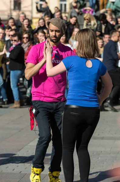 Día Internacional de Flashmob de Rueda de Casino, 57 países, 160 ciudades. Varios cientos de personas bailan ritmos hispanos en la Plaza Mayor de Cracovia. Polonia — Foto de Stock