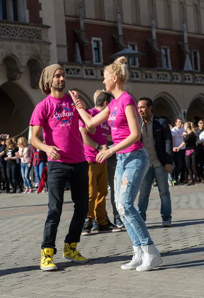国际快闪族日 Rueda de 赌场、 57 个国家的 160 个城市。几百人在克拉科夫的主广场上跳舞西班牙裔美国人的节奏。波兰 — 图库照片