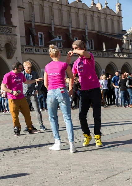 Dia Internacional do Flashmob de Rueda de Casino, 57 países, 160 cidades. Várias centenas de pessoas dançam ritmos hispânicos na praça principal em Cracóvia. Polónia — Fotografia de Stock