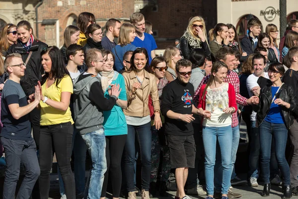 Międzynarodowy Dzień Flashmob Rueda de Casino, 57 krajach, 160 miast. Kilkaset osób taniec latynoskich rytmów na rynku głównego w Krakowie. Polska — Zdjęcie stockowe