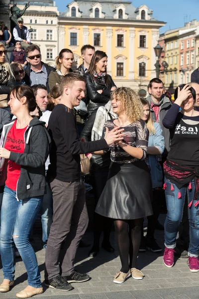 Día Internacional de Flashmob de Rueda de Casino, 57 países, 160 ciudades. Varios cientos de personas bailan ritmos hispanos en la Plaza Mayor de Cracovia. Polonia — Foto de Stock