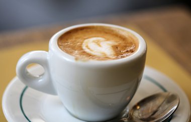 Masanın üzerinde bir fincan kahve.