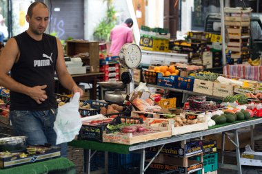 Taze meyve ve sebze Campo de Fiori, Merkezi Roma'nın ünlü açık pazarı Satılık