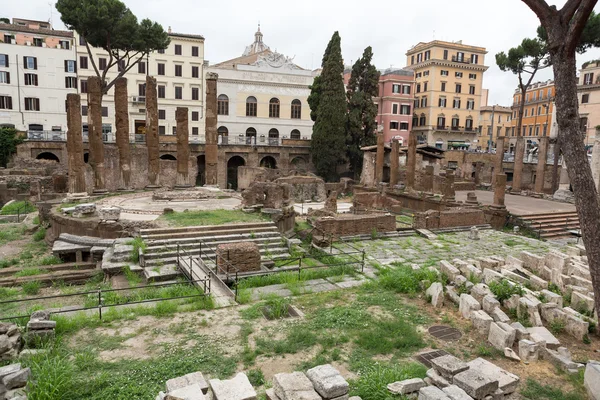 : Археологическая зона Ларго ди Торре Аргентина в Риме, Италия — стоковое фото
