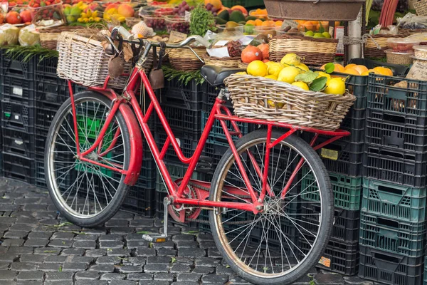 Retro czerwony rower w owoc rynek Campo dei Fiori w Rzymie — Zdjęcie stockowe