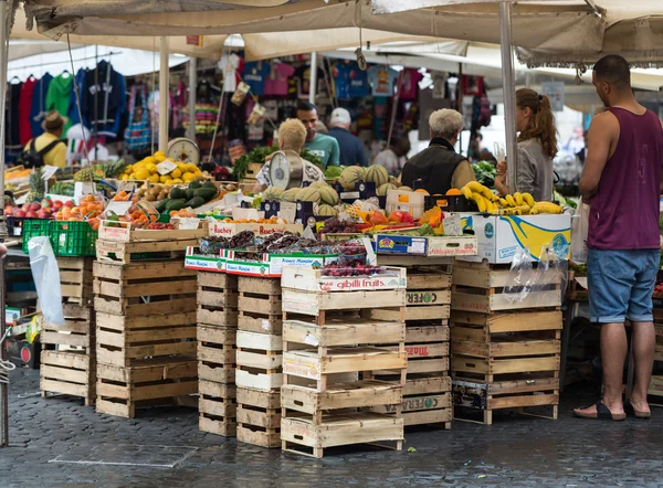 Świeże owoce i warzywa na sprzedaż w Campo de Fiori, słynny targ na świeżym powietrzu w centrum Rzymu. Włochy — Zdjęcie stockowe