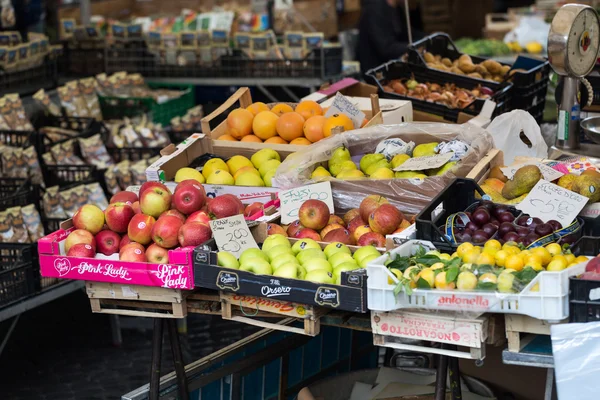 Fruits et légumes frais à vendre à Campo de Fiori, célèbre marché en plein air dans le centre de Rome — Photo