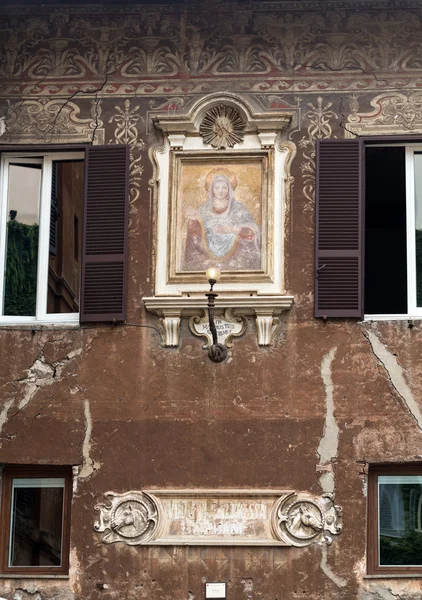 Řím. Itálie. Pohled na fresku Madonna del Latte, který zdobí zdi budovy v Piazza del Biscione. — Stock fotografie