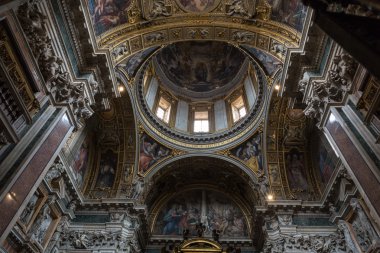 : Santa Maria Maggiore Bazilikası'na iç. Borghese Şapel. Roma. İtalya