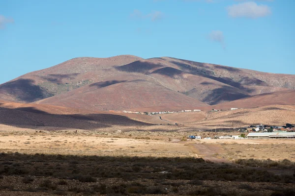 Landschaft aus Feldern und Bergen in der Nähe von Antigua Dorf, Fuerteventura, Kanarische Inseln, Spanien — Stockfoto