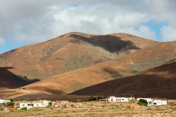 Landschaft aus Feldern und Bergen in der Nähe von Antigua Dorf, Fuerteventura, Kanarische Inseln, Spanien — Stockfoto