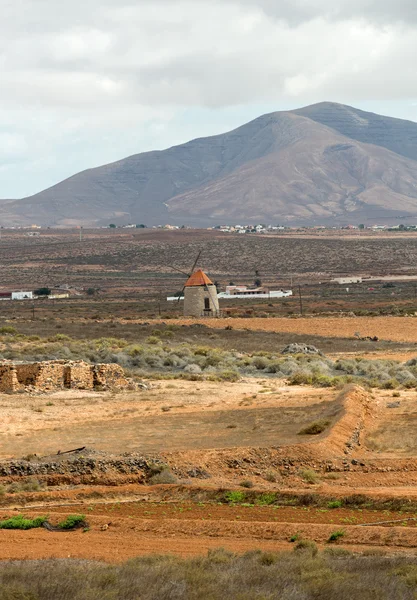 Landschaft aus Feldern und Bergen in der Nähe von Antigua Dorf, Fuerteventura, Kanarische Inseln, Spanien — Stockfoto