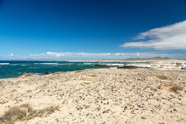 Strand in de buurt van de vuurtoren El Toston, noordelijk deel van Fuerteventura. Canarische eilanden, Spanje — Stockfoto
