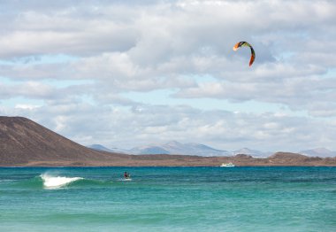  Fuerteventura, Kanarya Adaları üzerinde Corralejo sahilde turistler dinlenme