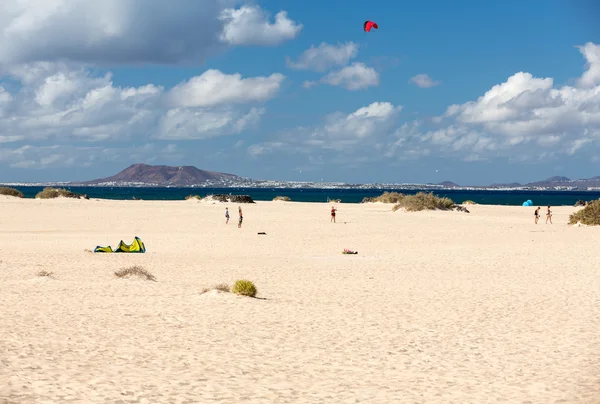 I turisti riposano sulla spiaggia di Corralejo a Fuerteventura, Isole Canarie — Foto Stock