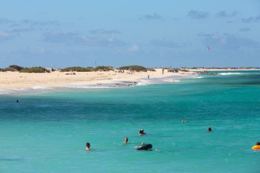  Fuerteventura, Kanarya Adaları üzerinde Corralejo sahilde turistler dinlenme