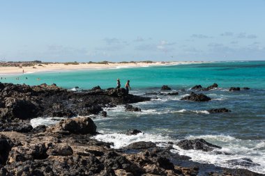  Fuerteventura, Kanarya Adaları üzerinde Corralejo sahilde turistler dinlenme