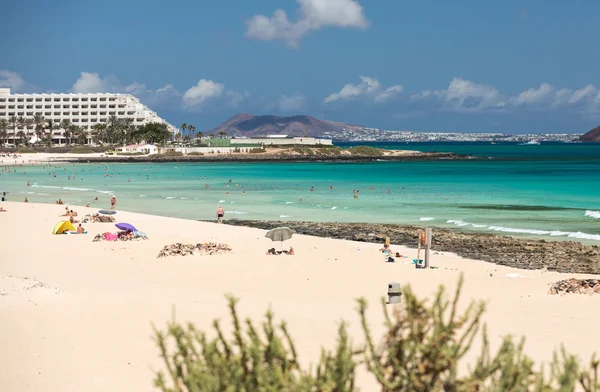 Turistas descansam na praia de Corralejo em Fuerteventura, Ilhas Canárias — Fotografia de Stock