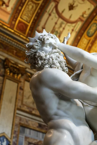 Skulpturengruppe aus barockem Marmor des italienischen Künstlers Lorenzo Bernini, Vergewaltigung von Proserpine in der Galerie borghese, rom, italien — Stockfoto