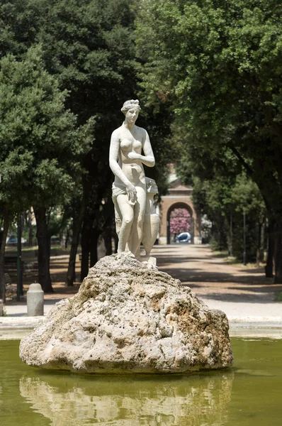 Vandringsled i parken Villa Borghese trädgårdar. Rom, Italien — Stockfoto