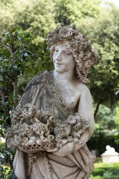 Estátua de mármore branco em Villa Borghese. Roma, Itália — Fotografia de Stock