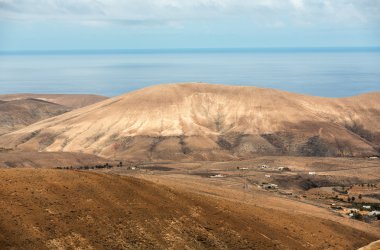Fuerteventura üzerinde güzel volkanik dağlar. Kanarya Adaları. Fuerteventura. Kanarya Adaları