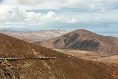 Güzel volkanik dağlar ve yolun bir dağ yamacında. La Pared yol Betancuria için. Fuerteventura. Kanarya Adaları