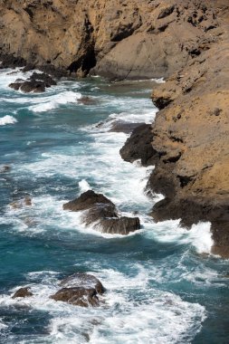 Rock coast Fuerteventura Güney Batı kısmında La Pared Köyü yakınında. Kanarya Adaları, İspanya
