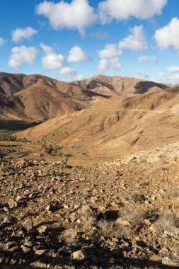 Güzel volkanik dağlar ve yolun bir dağ yamacında. La Pared yol Betancuria için. Fuerteventura. Kanarya Adaları
