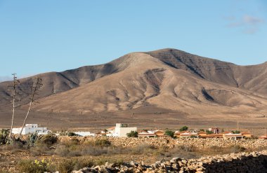 Fuerteventura üzerinde güzel volkanik dağlar. Kanarya Adaları. Fuerteventura. Kanarya Adaları