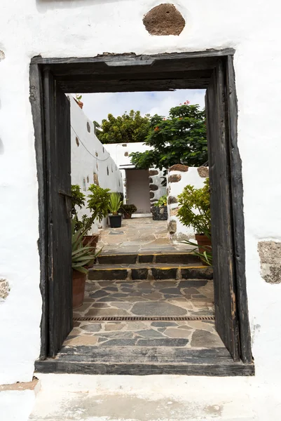 Oude zwarte toegangspoort in het dorpje Betancuria op Fuerteventura, Canarische eilanden, Spanje — Stockfoto