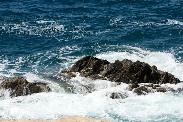 Onda salpicando sobre uma rocha na praia Caleta Negra em Ajuy em Fuerteventura. Ilha Canária, Espanha — Fotografia de Stock