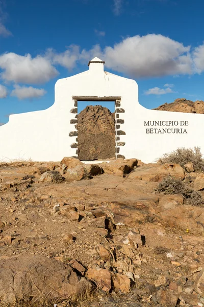 Tipik Belediyesi çöl Dağ manzarası arka planda, Fuerteventura, Kanarya Adaları, İspanya ile Betancuria Köyü yakınındaki (Beyaz kemer kapısı) oturum — Stok fotoğraf