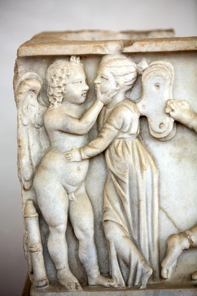Relieve en el antiguo sarcófago en los baños de Diocleciano en Roma. Italia —  Fotos de Stock
