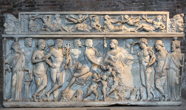 ローマのディオクレティアヌスの浴場で古代の石棺。イタリア — ストック写真