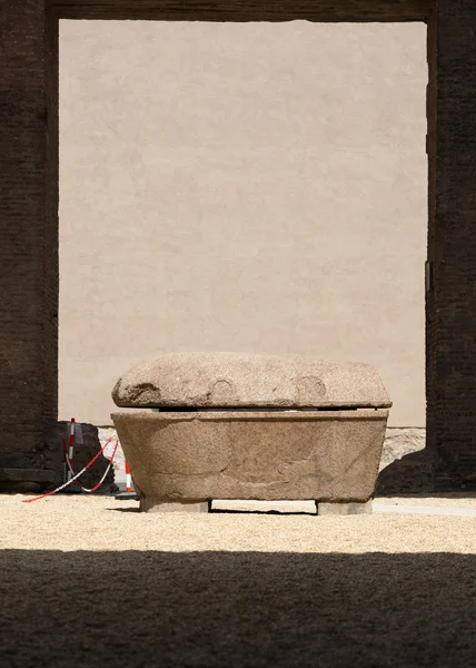 Oude sarcofaag in de baden van Diocletianus in Rome. Italië — Stockfoto