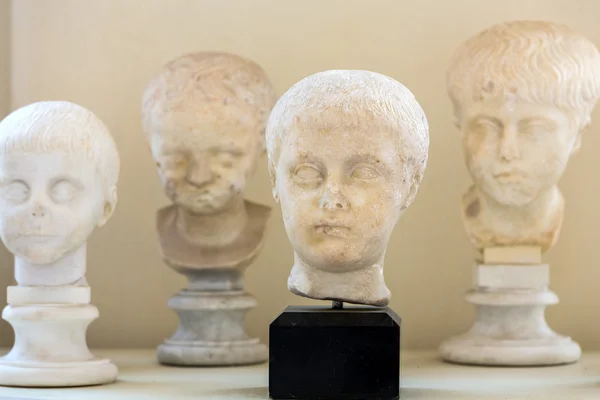 L'éraflure de la tête de marbre dans les bains de Dioclétien (Thermae Dioclétien) à Rome. Italie — Photo