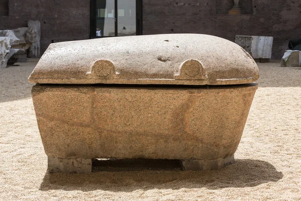 Oude sarcofaag in de baden van Diocletianus in Rome. Italië — Stockfoto