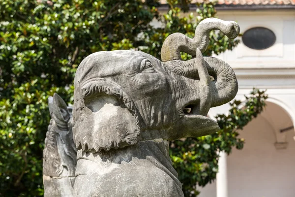 Antike Elefantenstatue in diokletianischen Bädern (thermae diokletiani) in Rom. Italien — Stockfoto