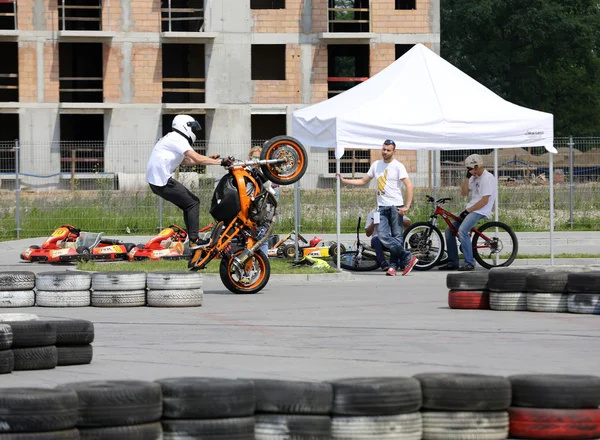 Um dublê em uma bicicleta esportiva na terceira edição da MOTO SHOW em Cracóvia. Polónia . — Fotografia de Stock