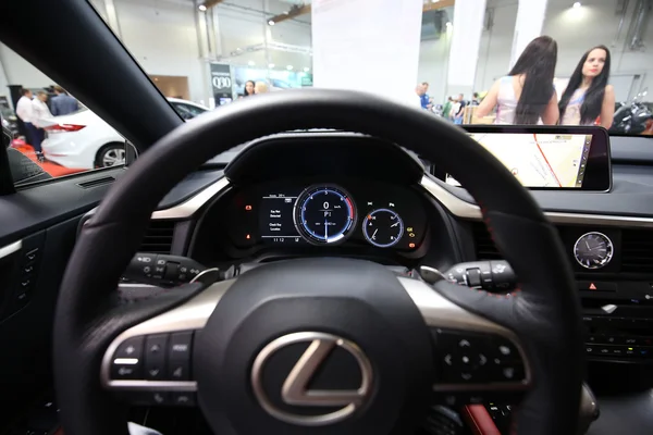 Diseño interior de Lexus NX 300h exhibido en la 3ª edición de MOTO SHOW en Cracovia Polonia. Los expositores presentan los aspectos más interesantes de la industria automotriz — Foto de Stock