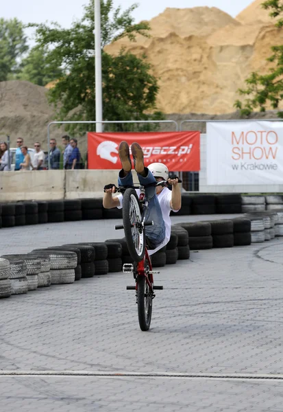 Azonosítatlan fiatal férfi lovagol a Bmx kerékpár, motor show Krakkóban 3rd kiadás. — Stock Fotó