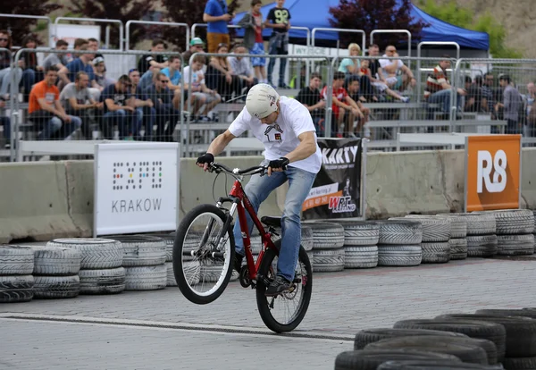 정체 불명된 젊은 남자 크 라 코 프에서 모토 쇼의 제 3 판에서 그의 Bmx 자전거 타기. — 스톡 사진